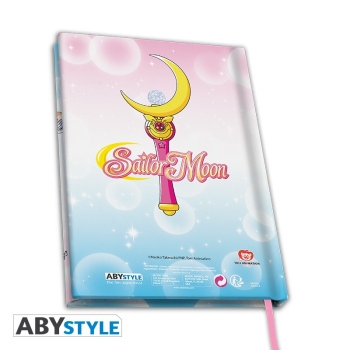 Mit ABYstyle haben die Sailor Krieger von Sailor Moon endlich ihr Notizbuch! Der Vormund Luna ist auf den Innenseiten.